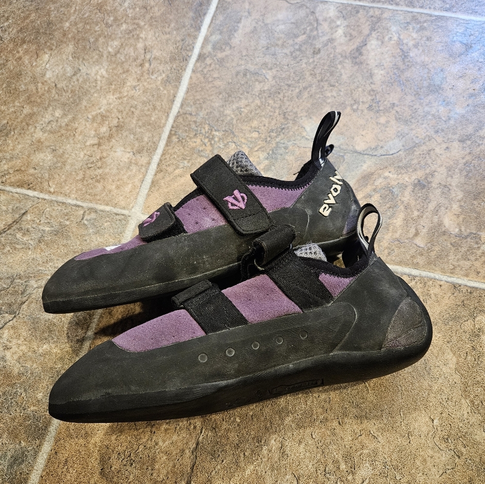Climbing woman shoes size 9